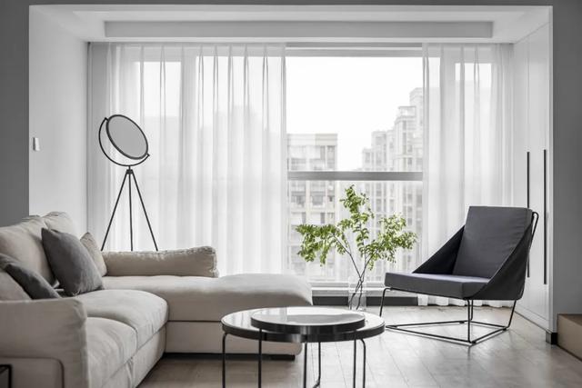 [裝修案例]117平米黑白灰的現(xiàn)代簡(jiǎn)約風(fēng)格 開放式廚房設(shè)計(jì) 純凈舒適的時(shí)尚空間